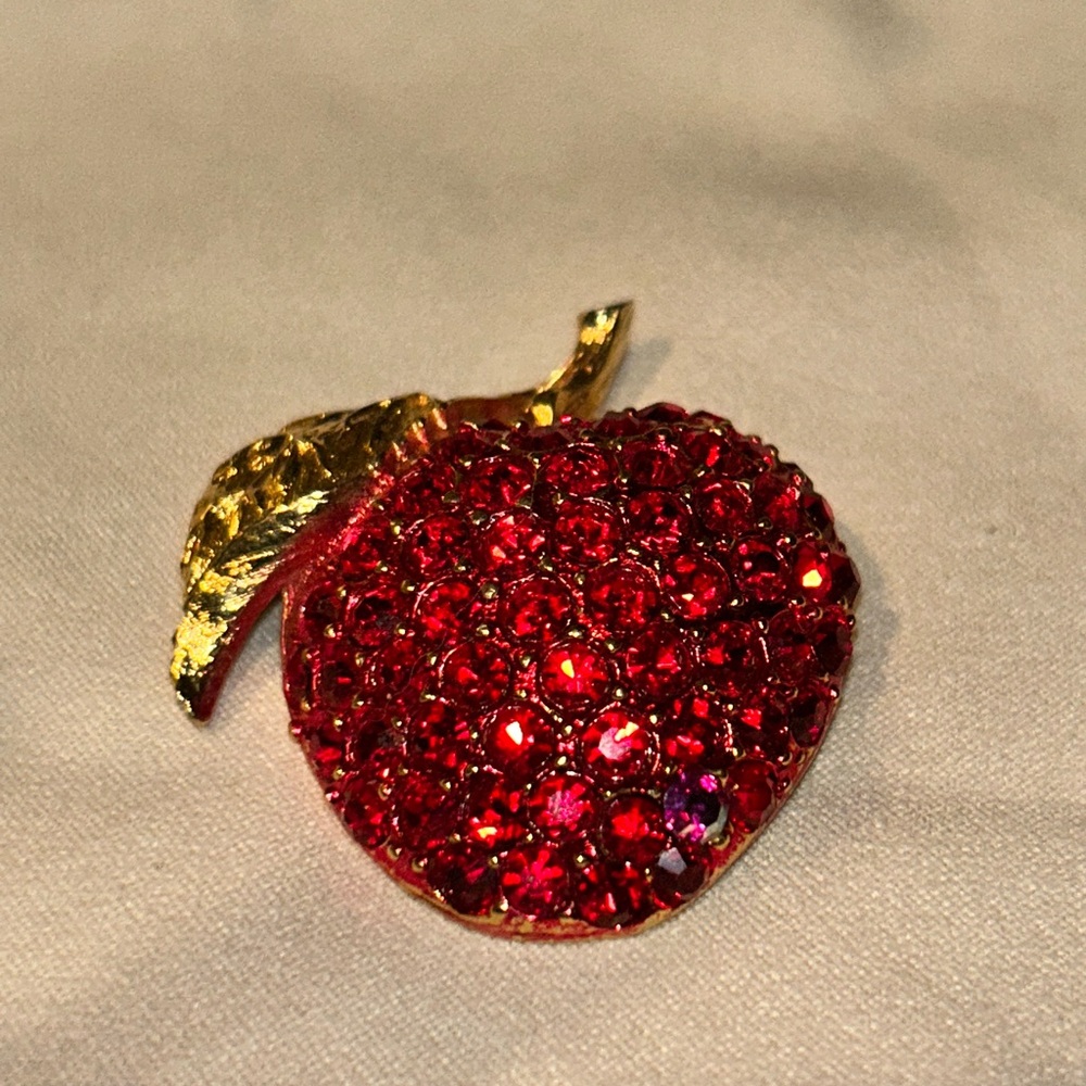 Apple 🍎 vintage Rapallo Brooch